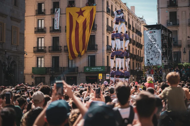Castellers actuant durant una de les festes tradicionals de Barcelona a Catalunya