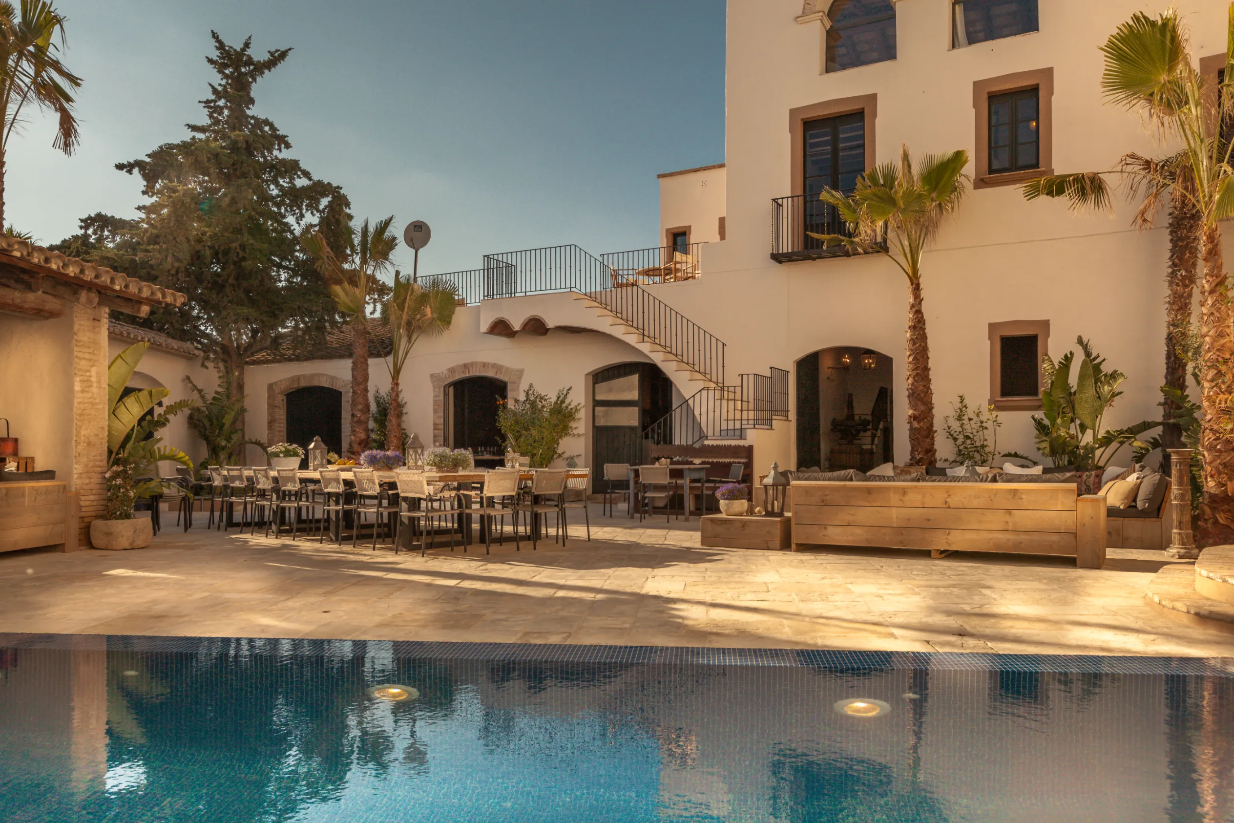 Terraza con patio, mesa de comedor al aire libre y piscina en Masia Victoria