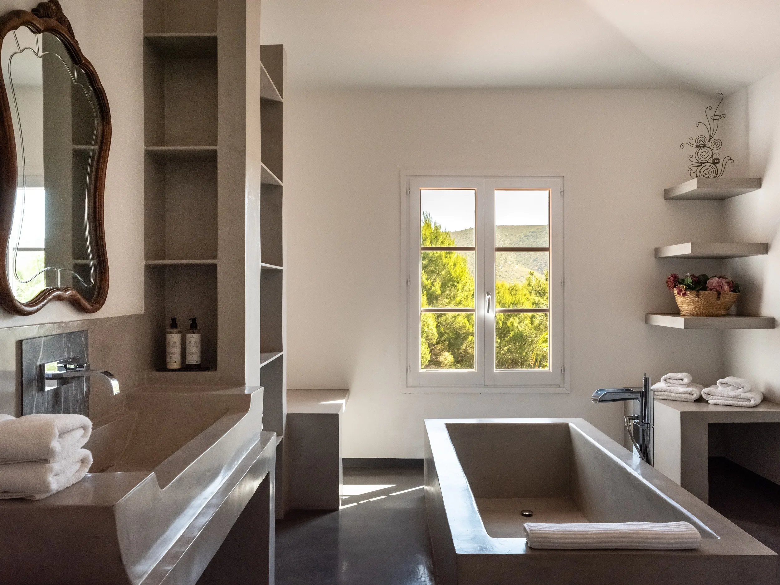 Bañera hundida junto a la ventana en un baño de Casa Nova Estate
