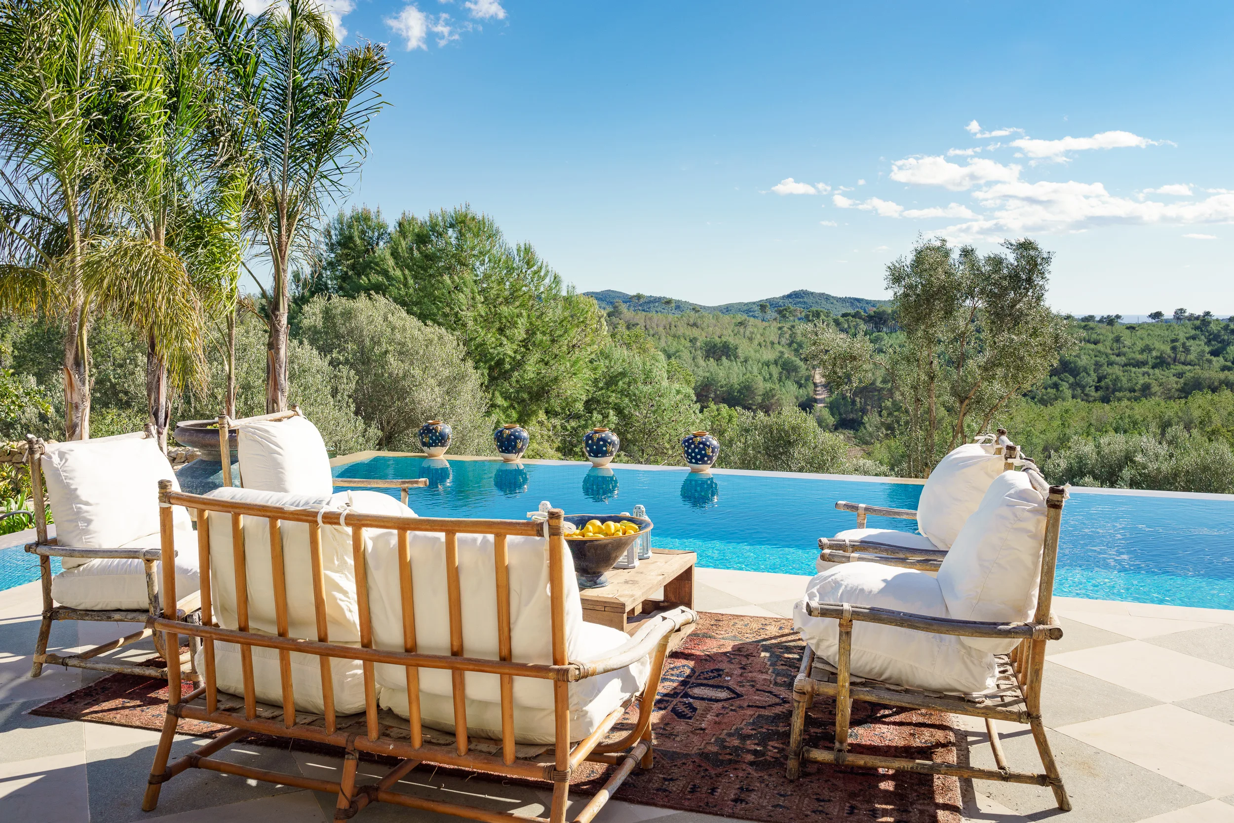 Tumbonas junto a la piscina con vistas a las colinas en Villa Alcázar del Garraf
