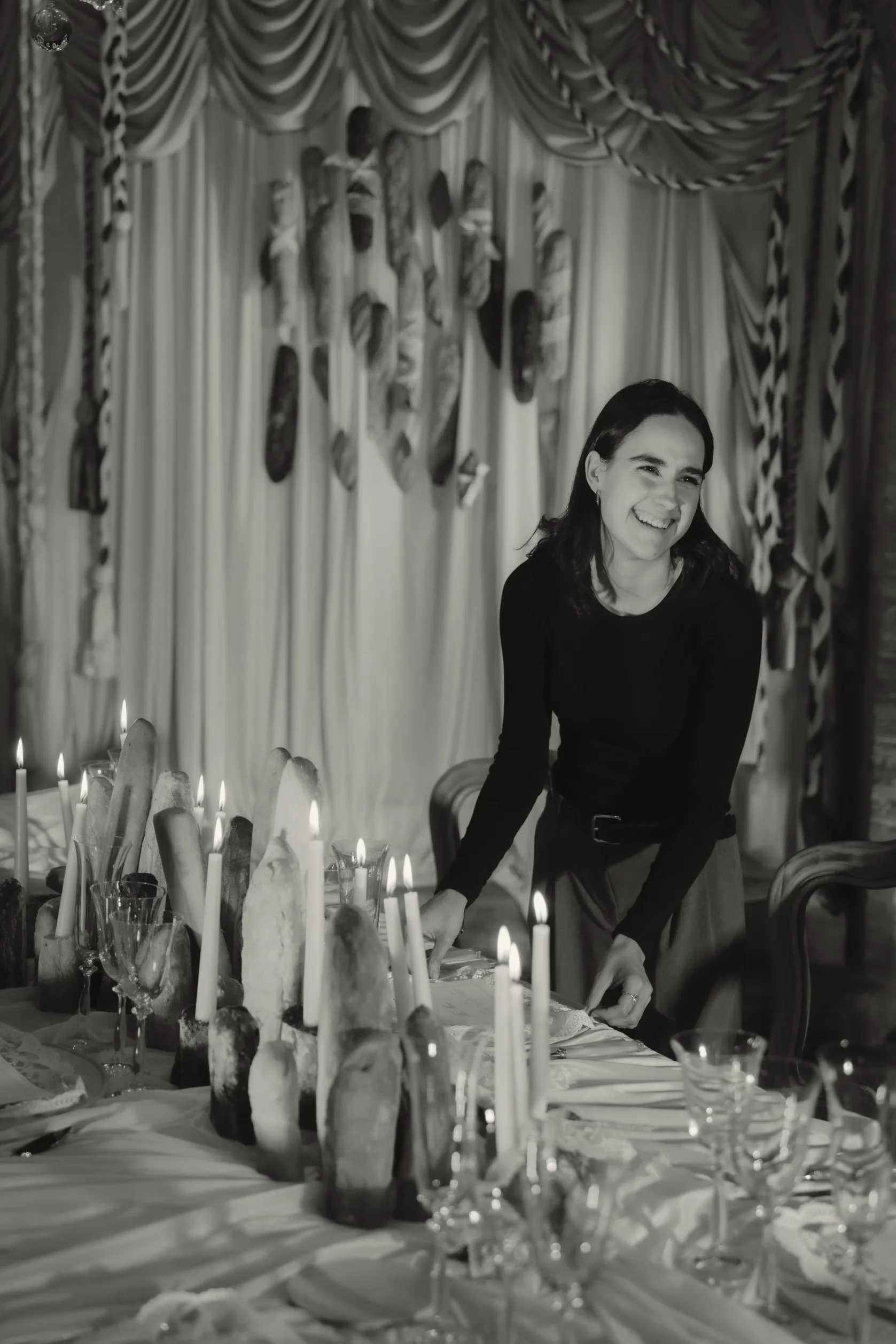 Organizador de bodas poniendo la mesa con velas antes de la recepción