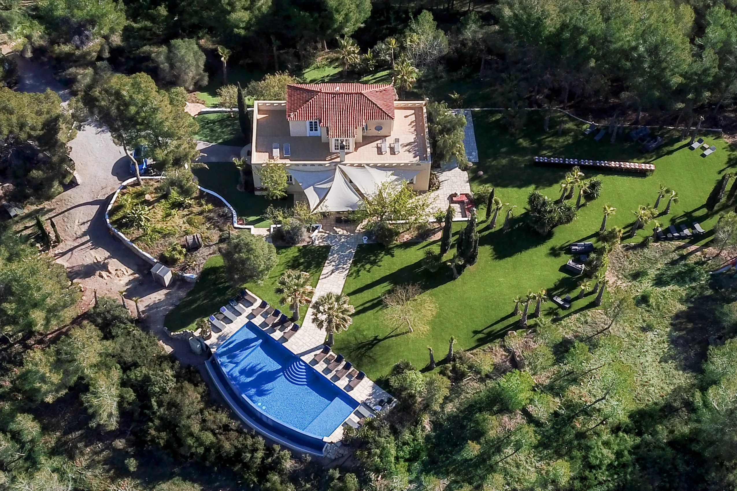 Vista aèria de la vila amb la seva piscina i jardins