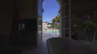 Piscina i terrassa de pedra a la Vil·la Alcázar del Garraf