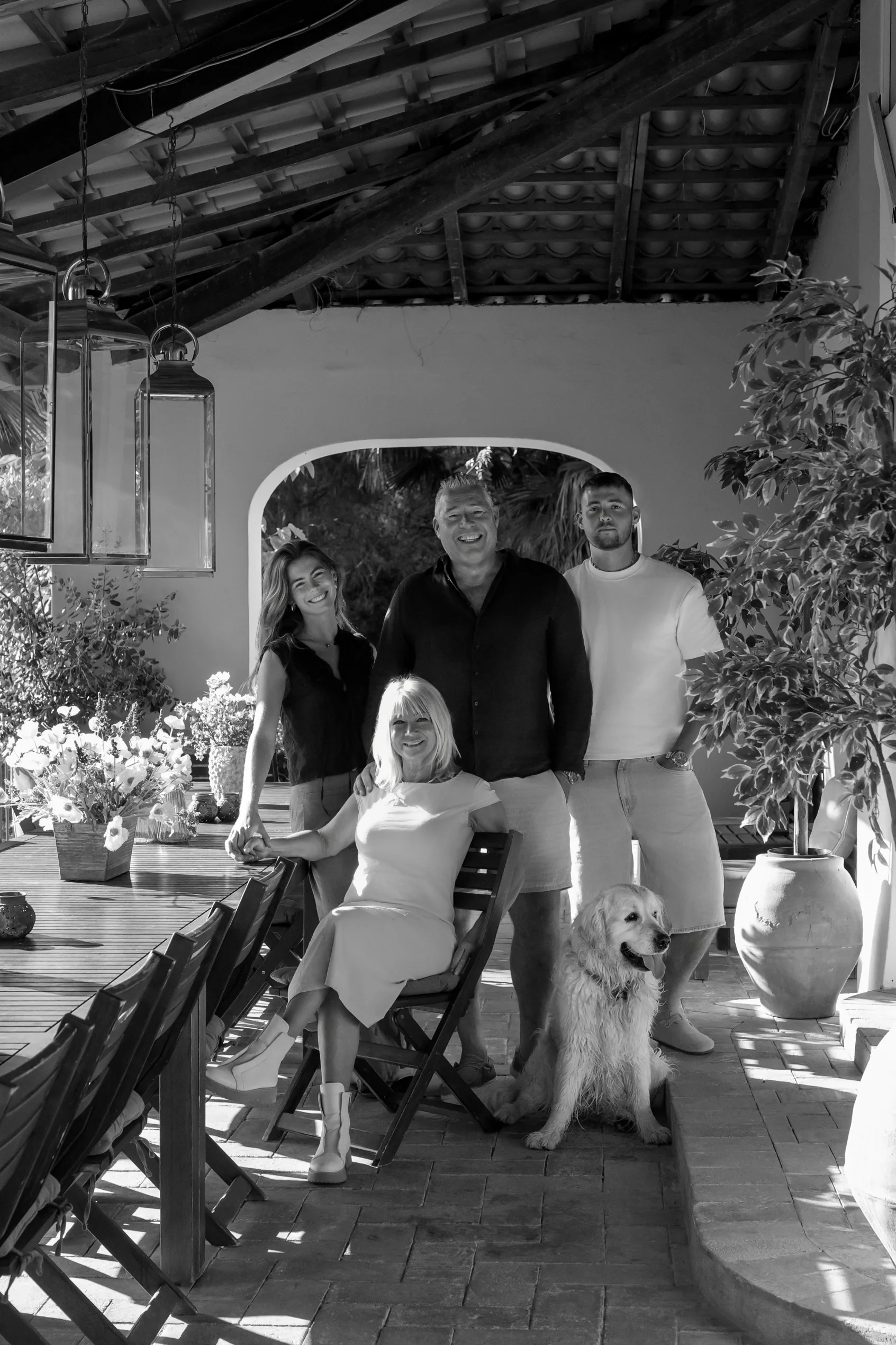 La família d'origen de Sitges Luxury Rentals, fotografiada amb el seu golden retriever